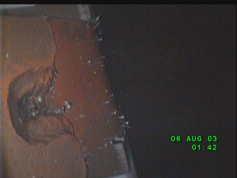 Рисунок 3. Металлическая стружка на магнитопроводе и ярмовых балках. Фотографии сделаны перед вскрытием автотрансформатора с применением видеоэндаскопа.